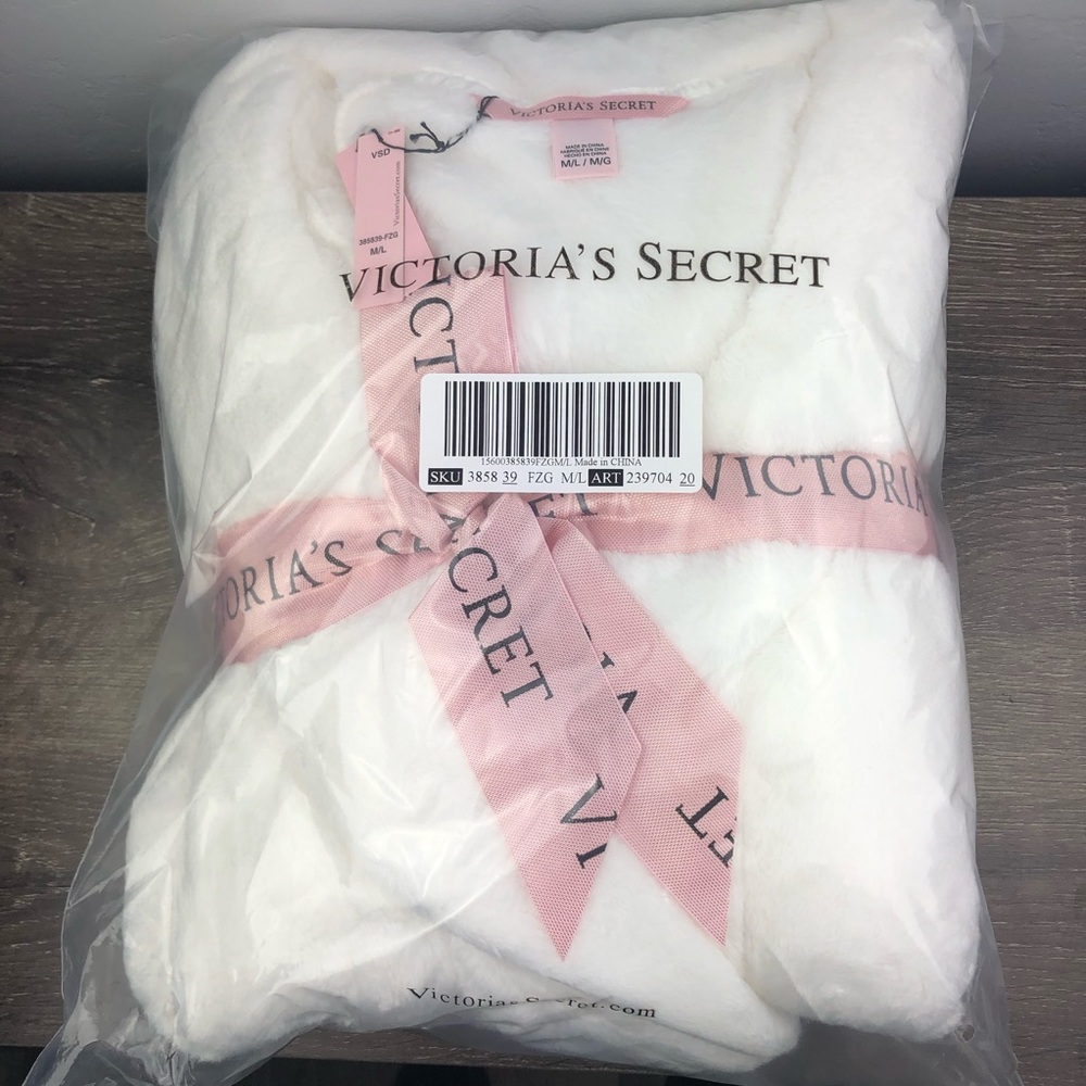NEW Victoria’s Secret Robe - Picture 4 of 4